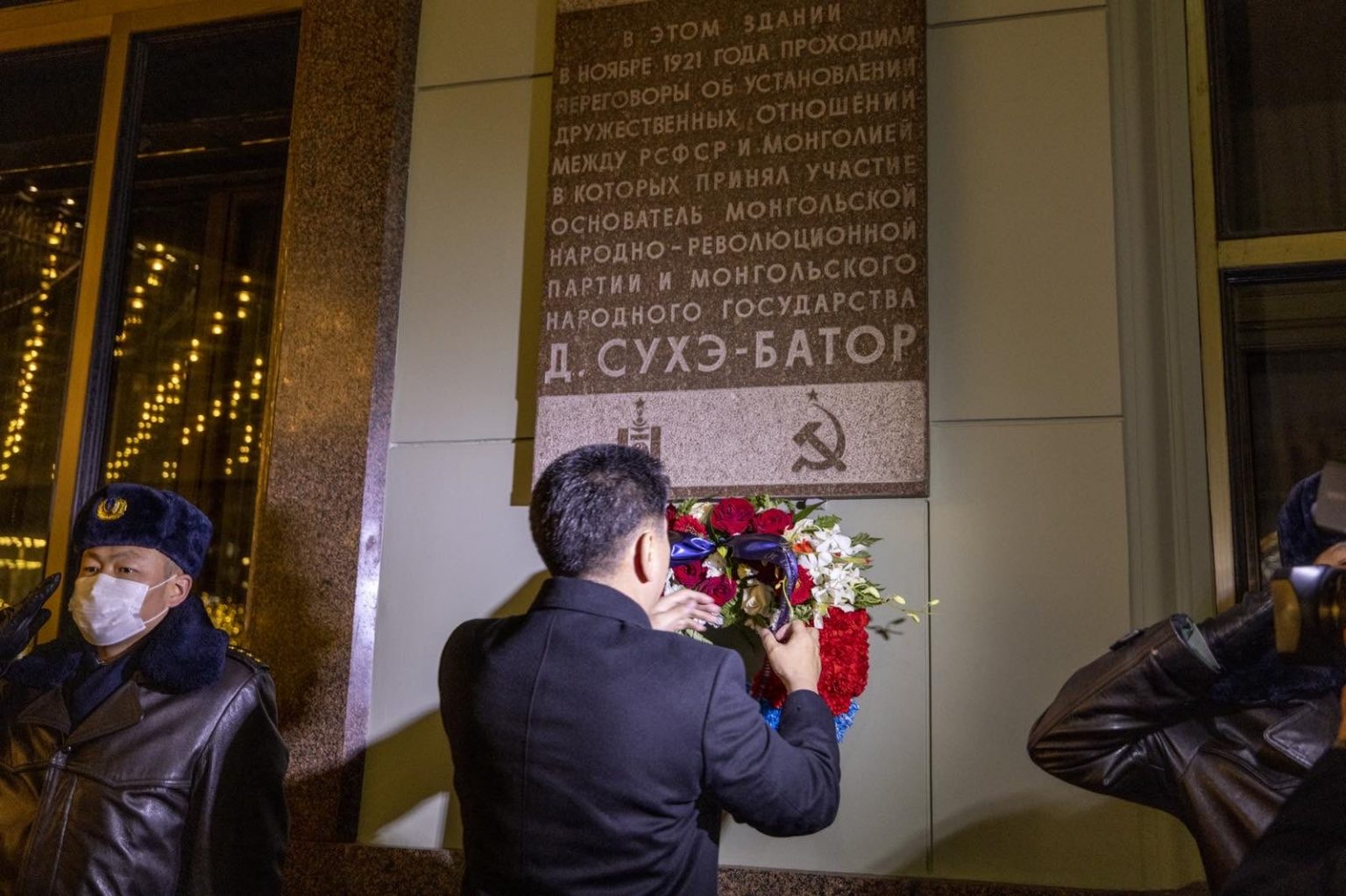 МОНГОЛ УЛСЫН ЕРӨНХИЙЛӨГЧ У.ХҮРЭЛСҮХ Д.СҮХБААТАРЫН ДУРСГАЛЫН САМБАРТ ЦЭЦЭГ ӨРГӨВ