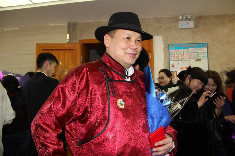 Хөлбөмбөгийн тайлбарлагч Э.Балжинням агсны гэр бүлийнхэн ЭХЭМҮТ-д тоног төхөөрөмж хандивлана